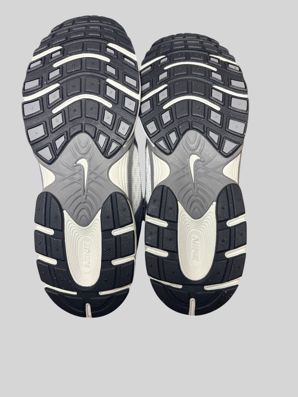 Semelles extérieures en caoutchouc gris et noir des baskets FASHION SC Nike V5 RNR avec logo Swoosh