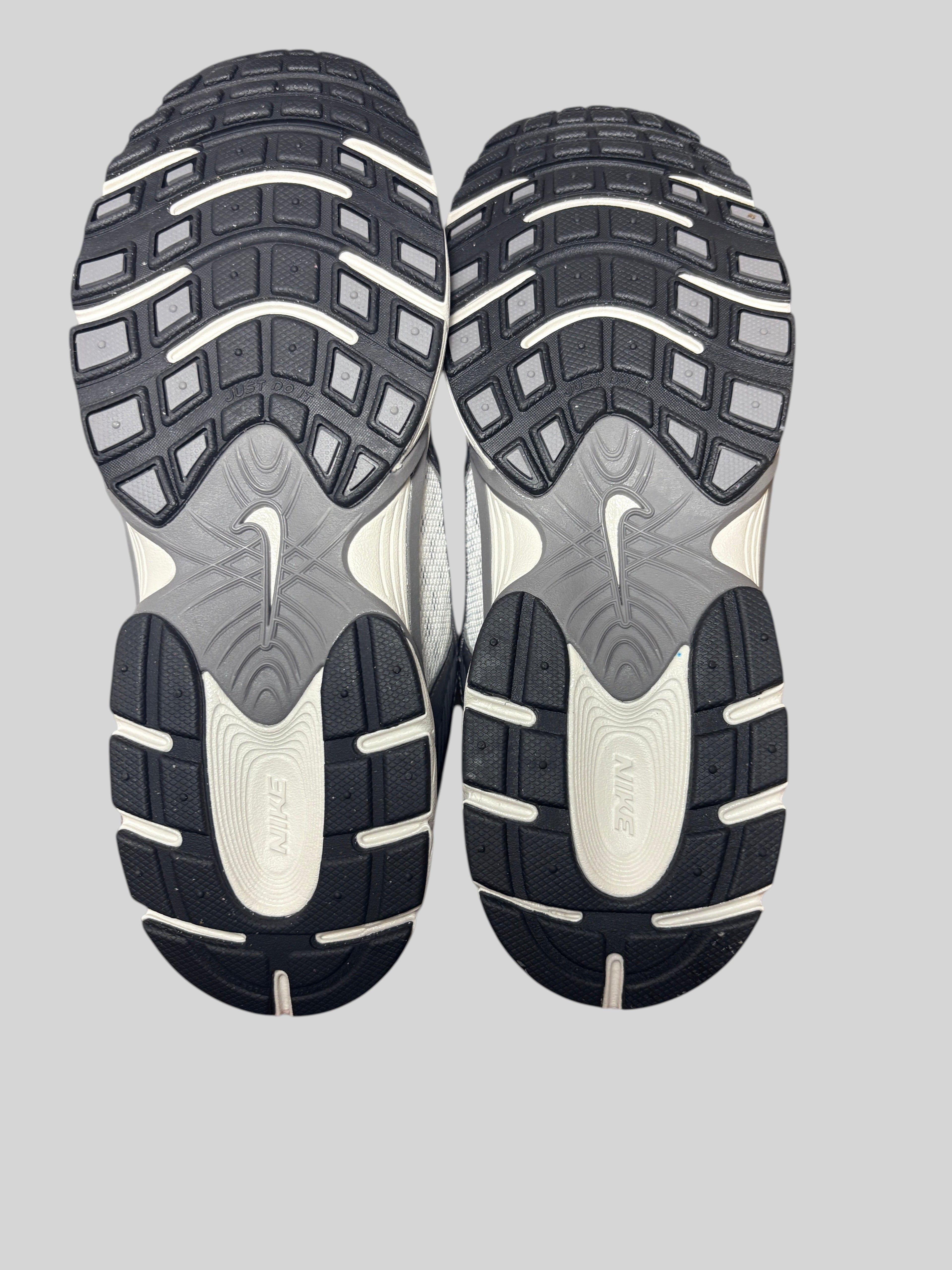 Semelles extérieures en caoutchouc gris et noir des baskets FASHION SC Nike V5 RNR avec logo Swoosh