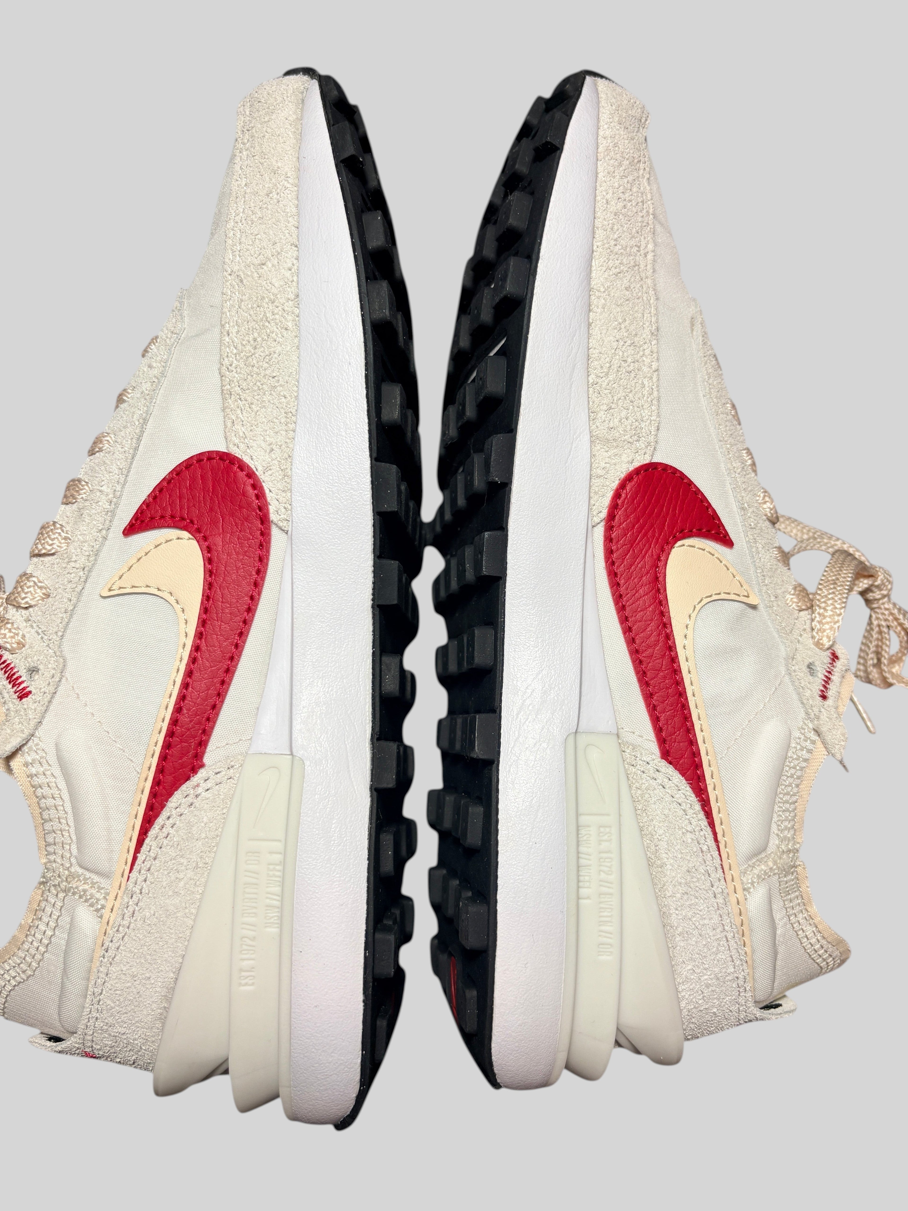 Baskets FASHION SC Nike Waffle One SE en mesh et daim blanc cassé avec double Swoosh rouge et noir