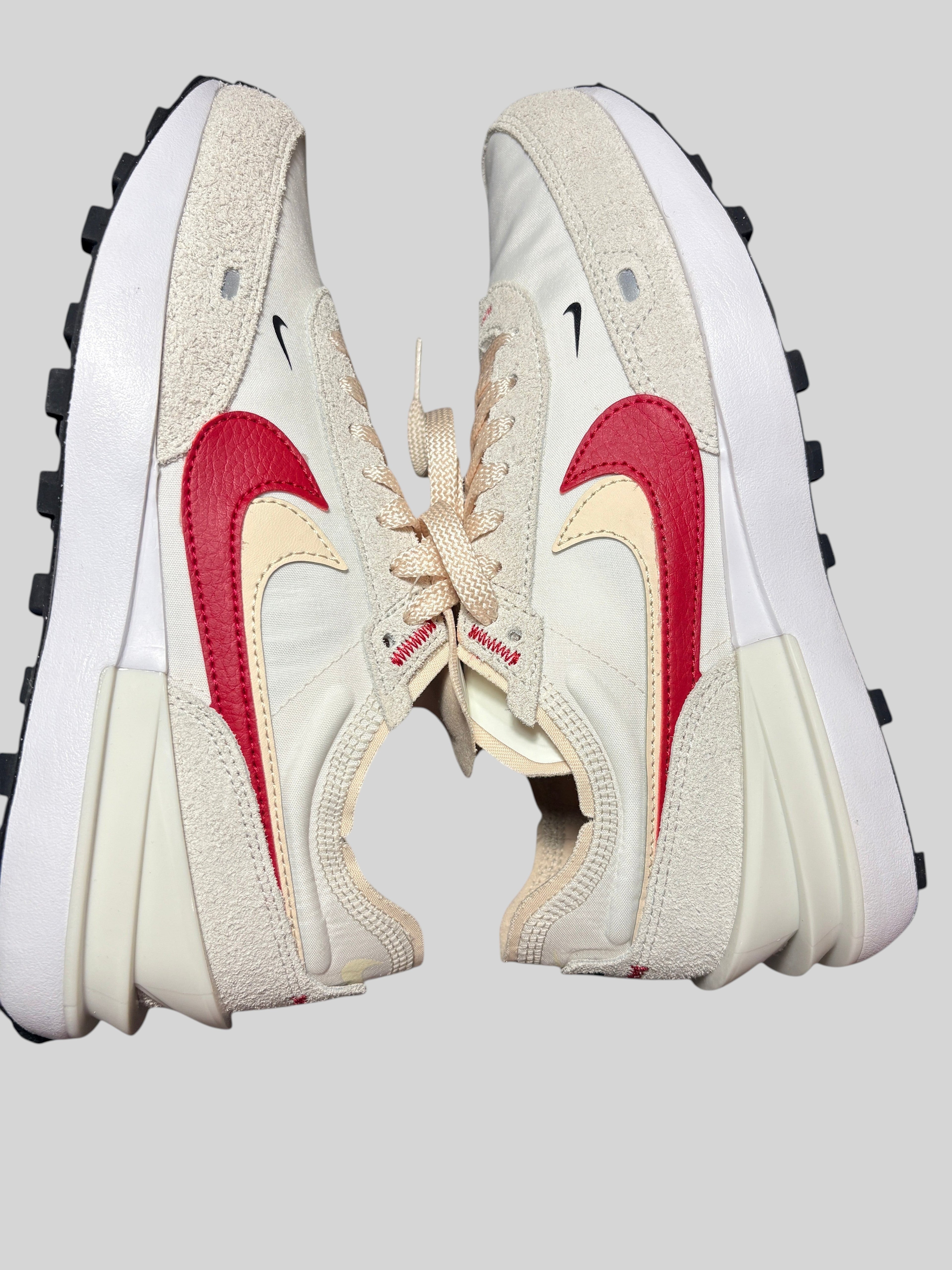 Baskets FASHION SC Nike Waffle One SE en mesh et daim blanc cassé avec double Swoosh rouge et détails noirs