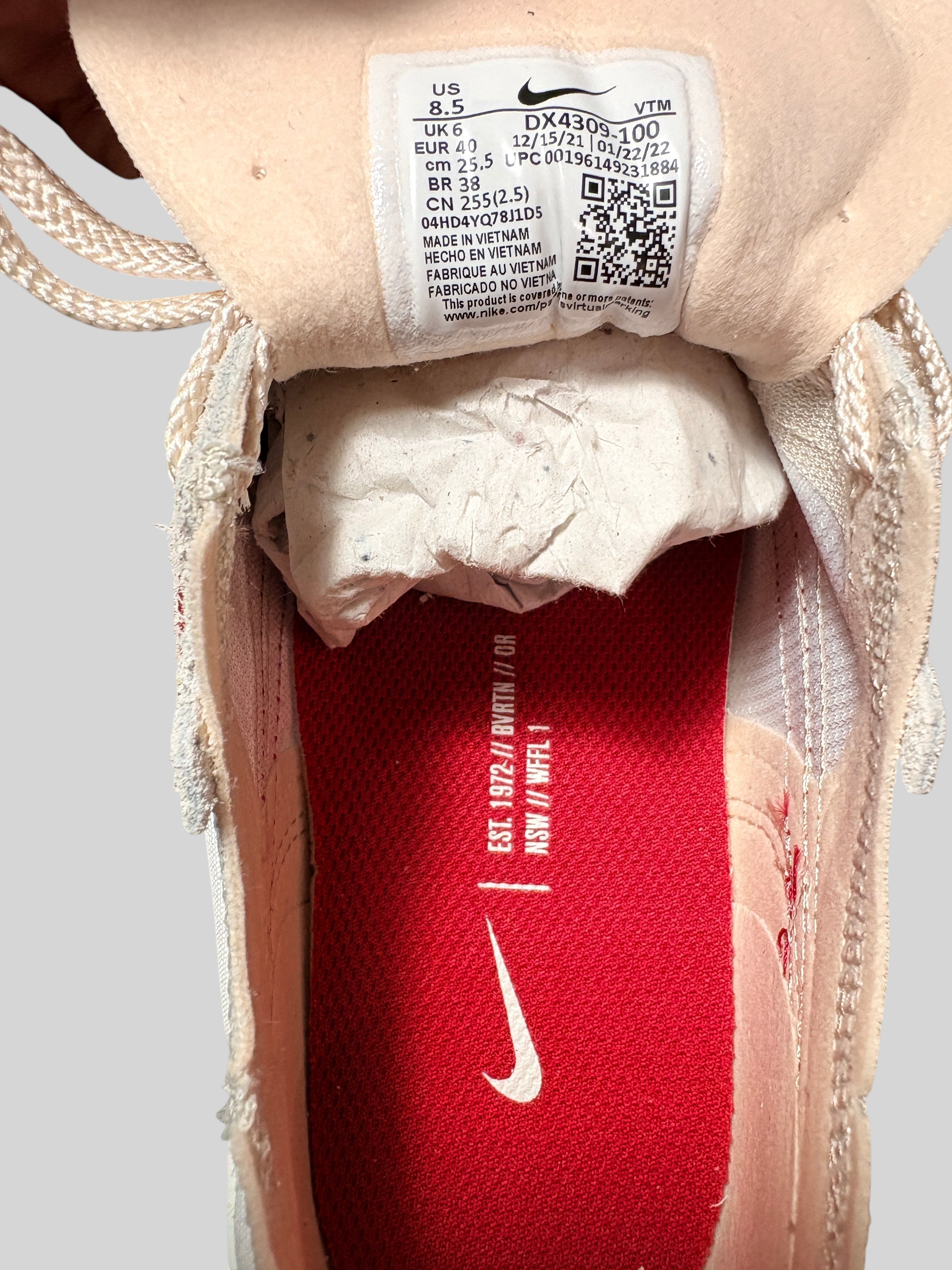 Interieur de la basket FASHION SC Nike Waffle One SE avec semelle interieure rouge et etiquette de taille visible