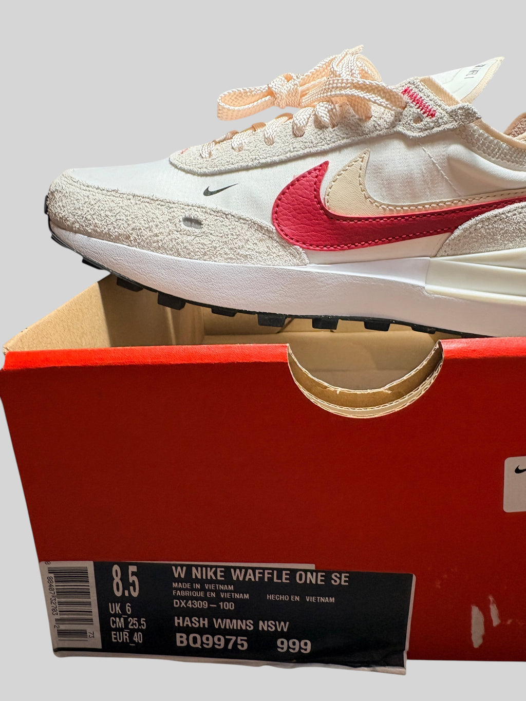 Baskets FASHION SC Nike Waffle One SE Sail et Gym Red avec double Swoosh sur empeigne en mesh et daim