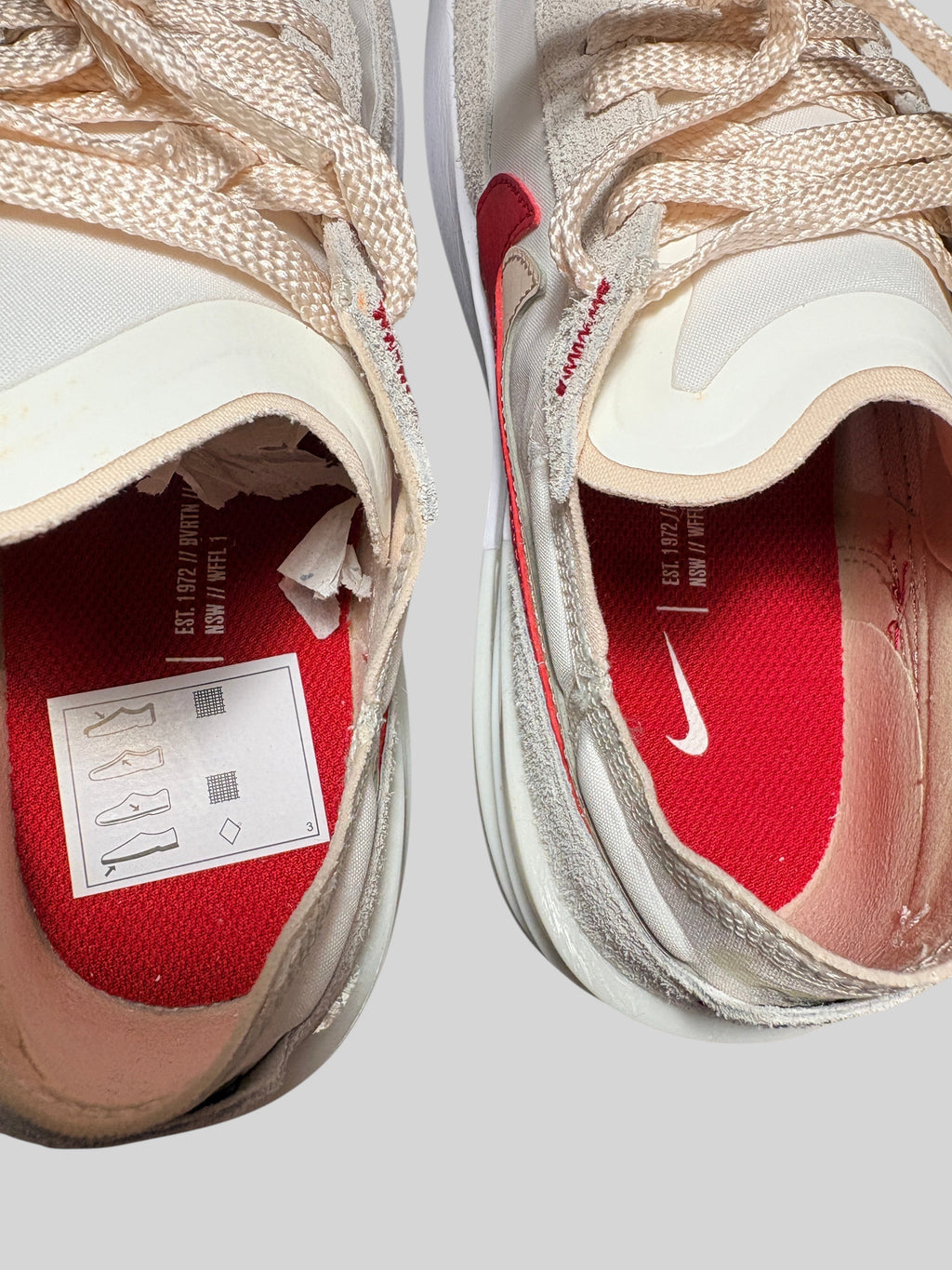 Vue de dessus des semelles intérieures rouges des baskets FASHION SC Nike Waffle One SE avec détails graphiques