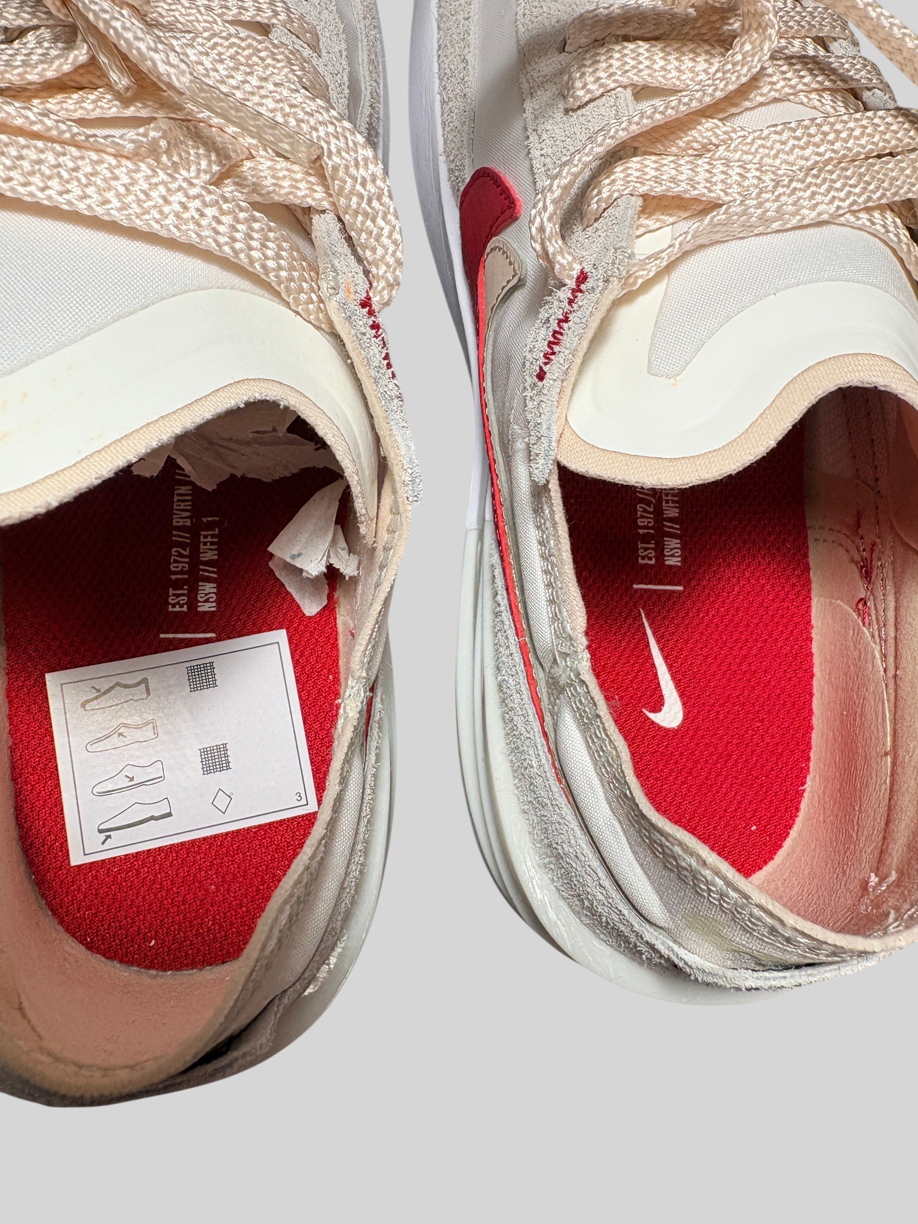 Vue de dessus des semelles intérieures rouges des baskets FASHION SC Nike Waffle One SE avec détails graphiques
