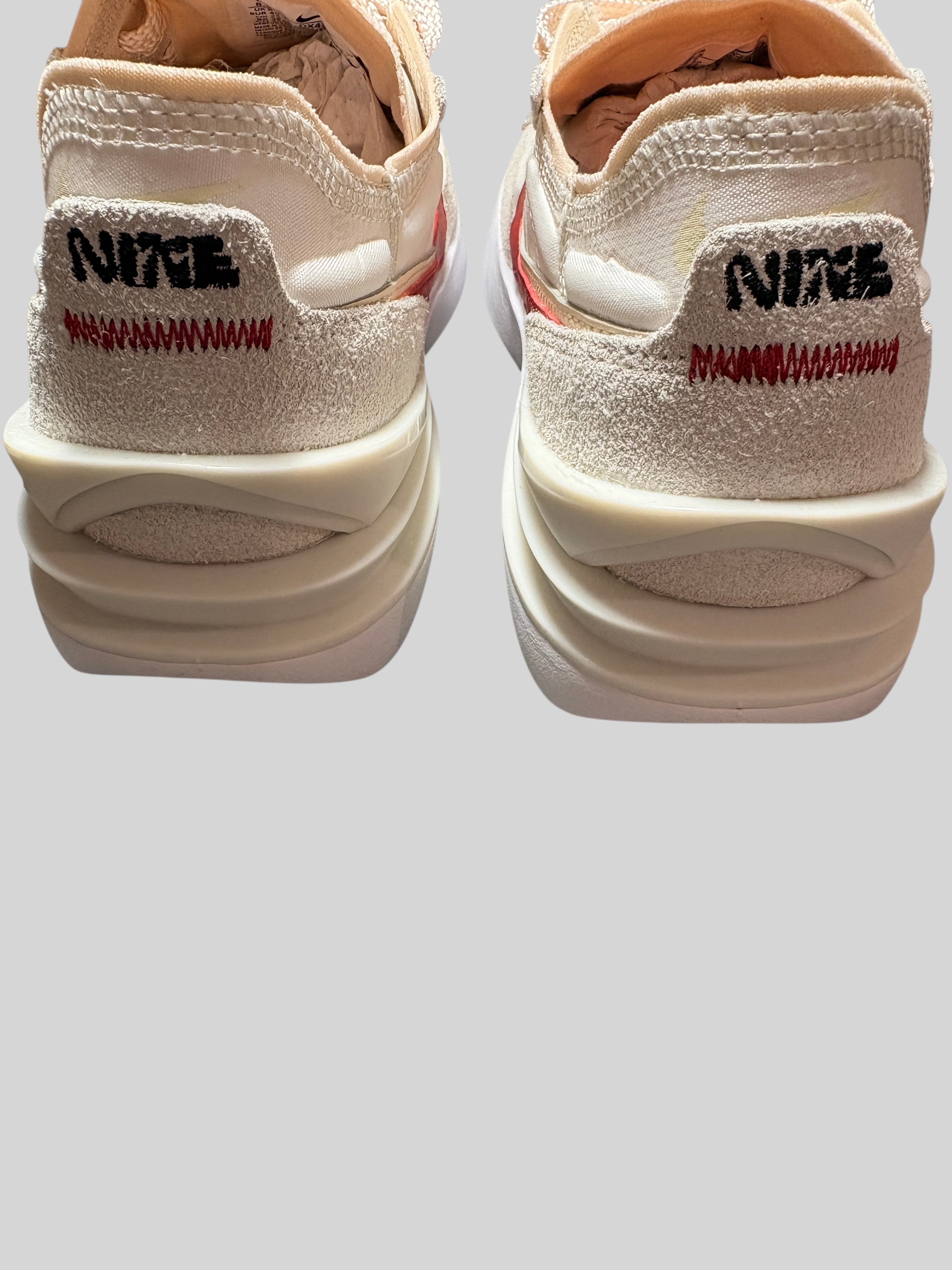 Vue arrière des baskets FASHION SC Nike Waffle One SE en tons Sail et détails rouges avec renfort de talon structuré