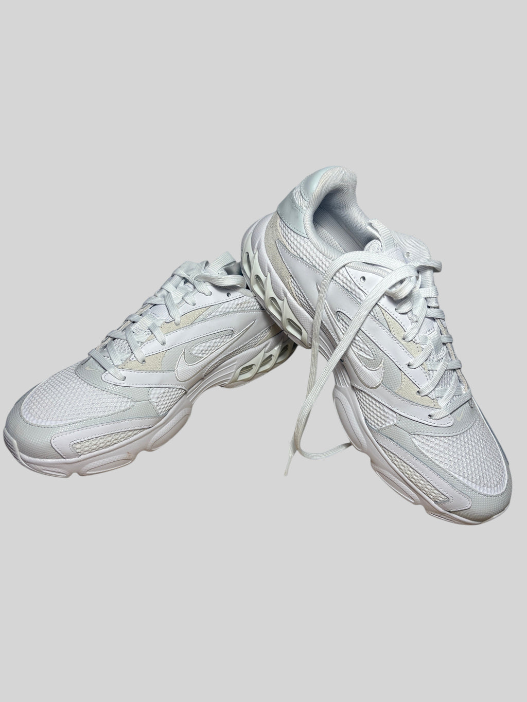 Baskets Nike Zoom Air Fire FASHION SC coloris Photon Dust et blanc avec tige en mesh et amorti Zoom Air visible