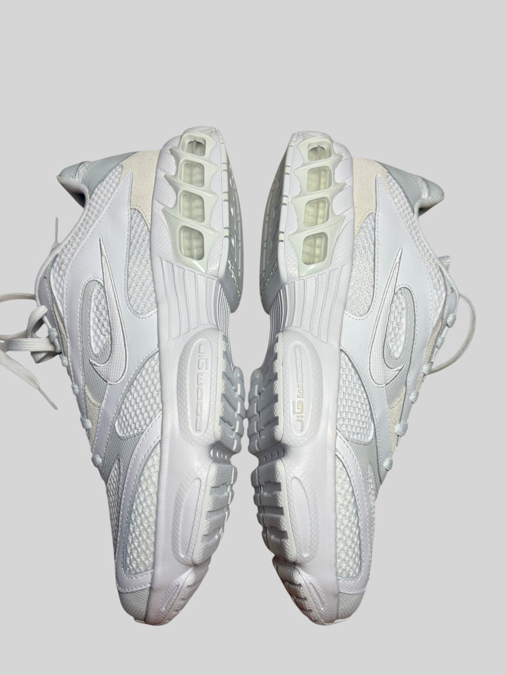 Baskets Nike Zoom Air Fire FASHION SC en coloris Photon Dust et blanc avec mesh respirant et amorti Zoom Air visible.