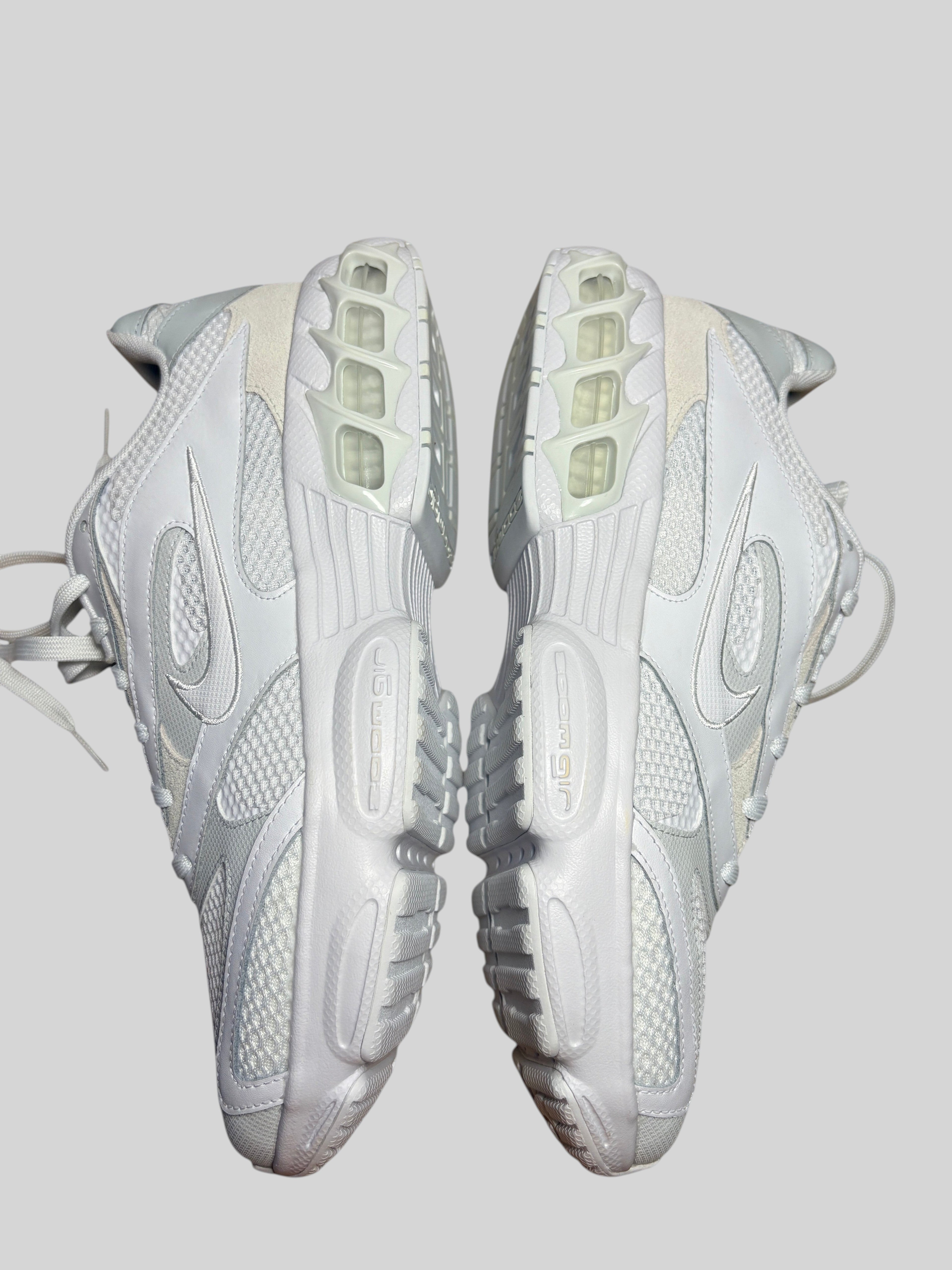 Baskets Nike Zoom Air Fire FASHION SC en coloris Photon Dust et blanc avec mesh respirant et amorti Zoom Air visible.