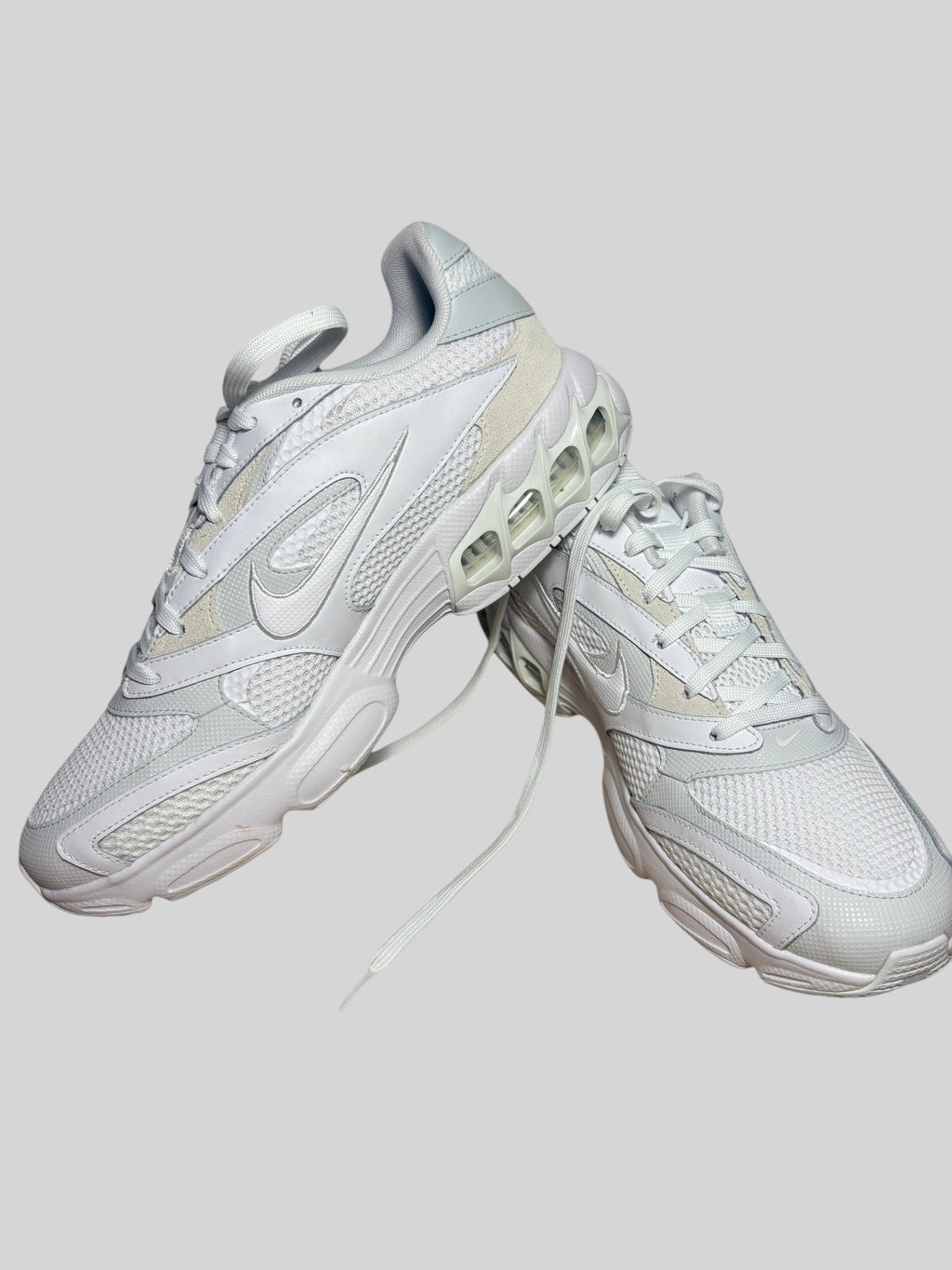 Baskets Nike Zoom Air Fire FASHION SC coloris Photon Dust et blanc avec tige en mesh et amorti visible au talon.