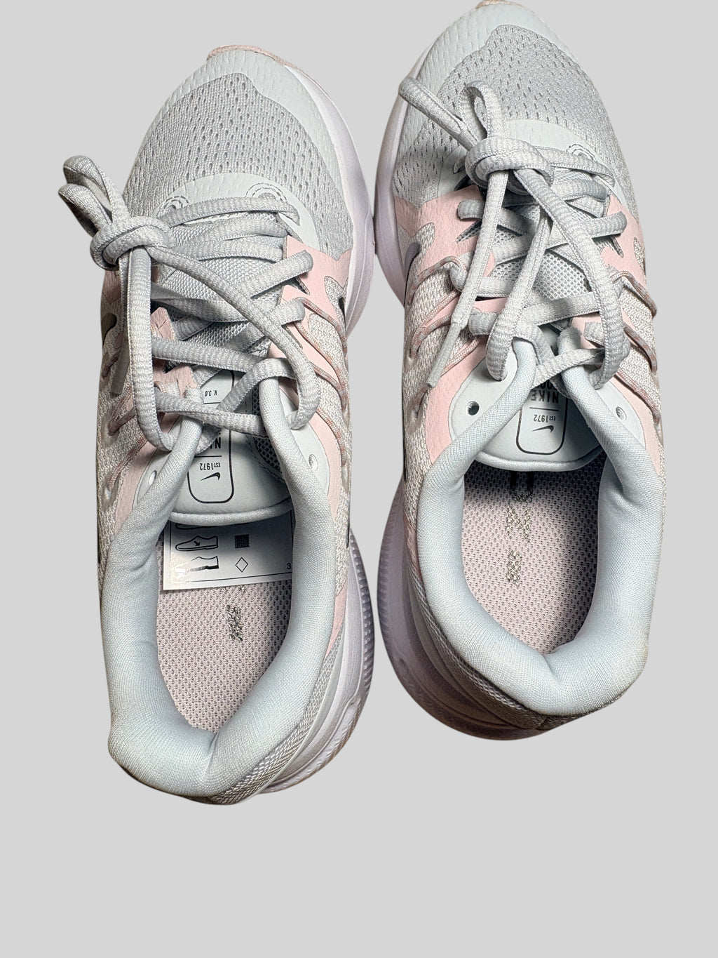 Baskets FASHION SC Nike Zoom Span 3 Photon Dust Grey en mesh gris et détails rose pâle, vue de dessus.