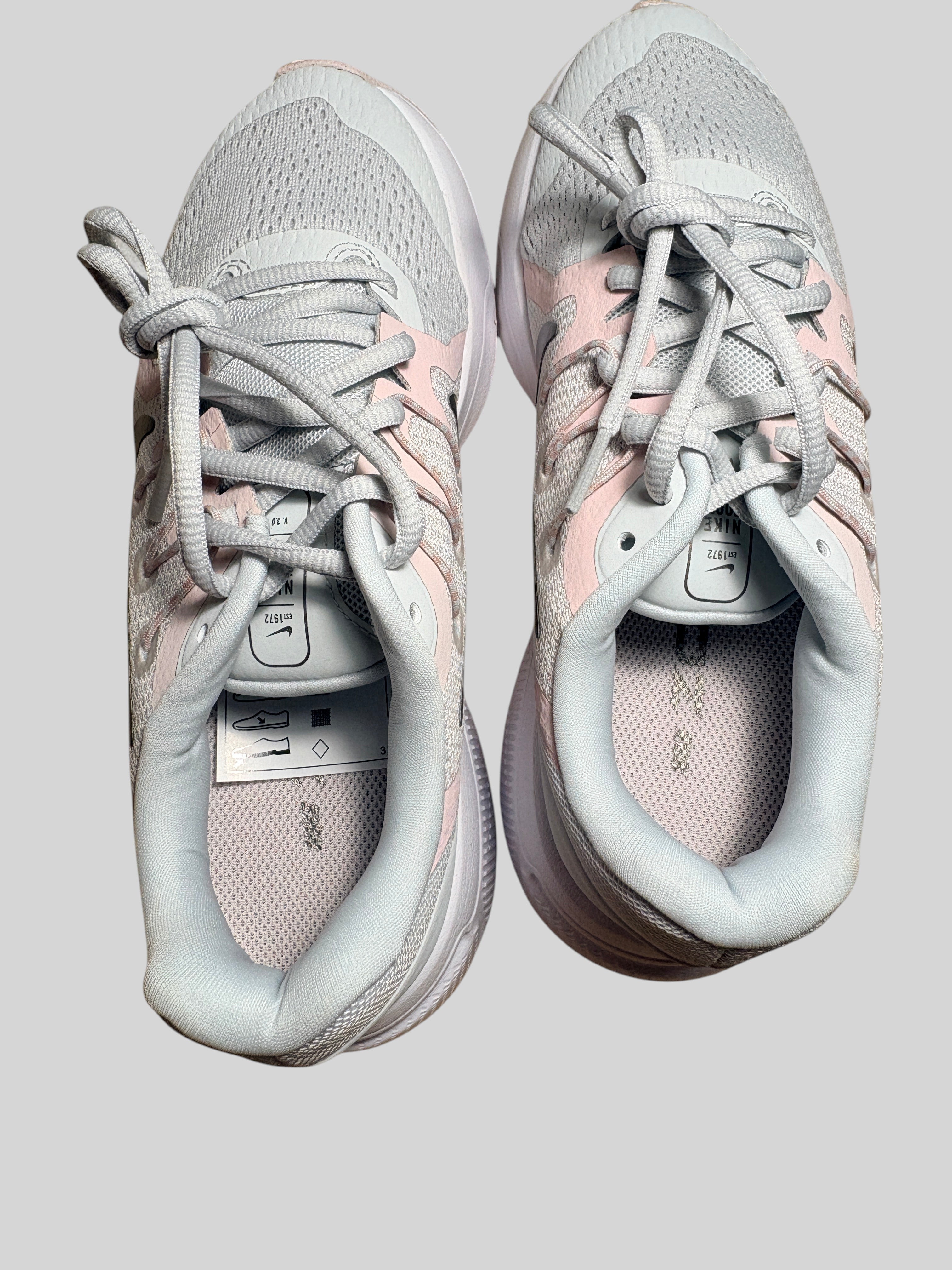 Baskets FASHION SC Nike Zoom Span 3 Photon Dust Grey en mesh gris et détails rose pâle, vue de dessus.