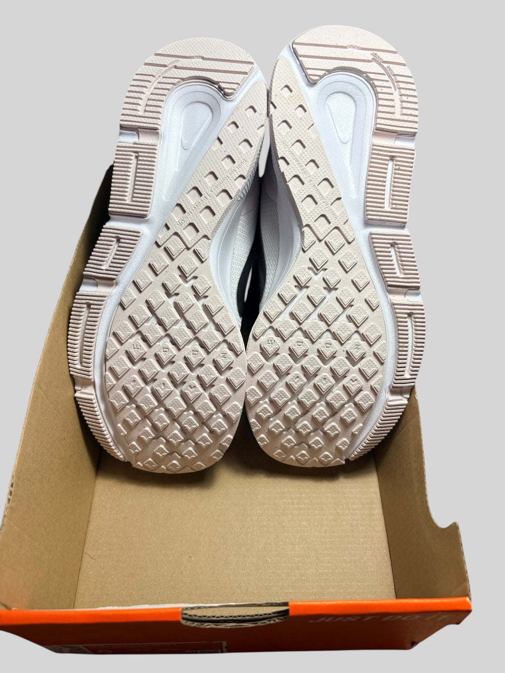 Semelles extérieures en caoutchouc des baskets FASHION SC Nike Zoom Span 3 Photon Dust Grey dans leur boîte en carton