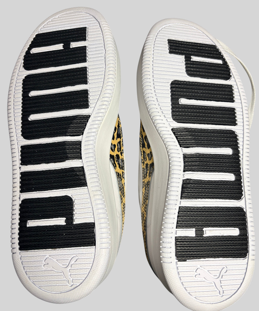 Semelles en caoutchouc blanc et noir des baskets FASHION SC Puma Lily Platform Leo avec logo et imprimé léopard