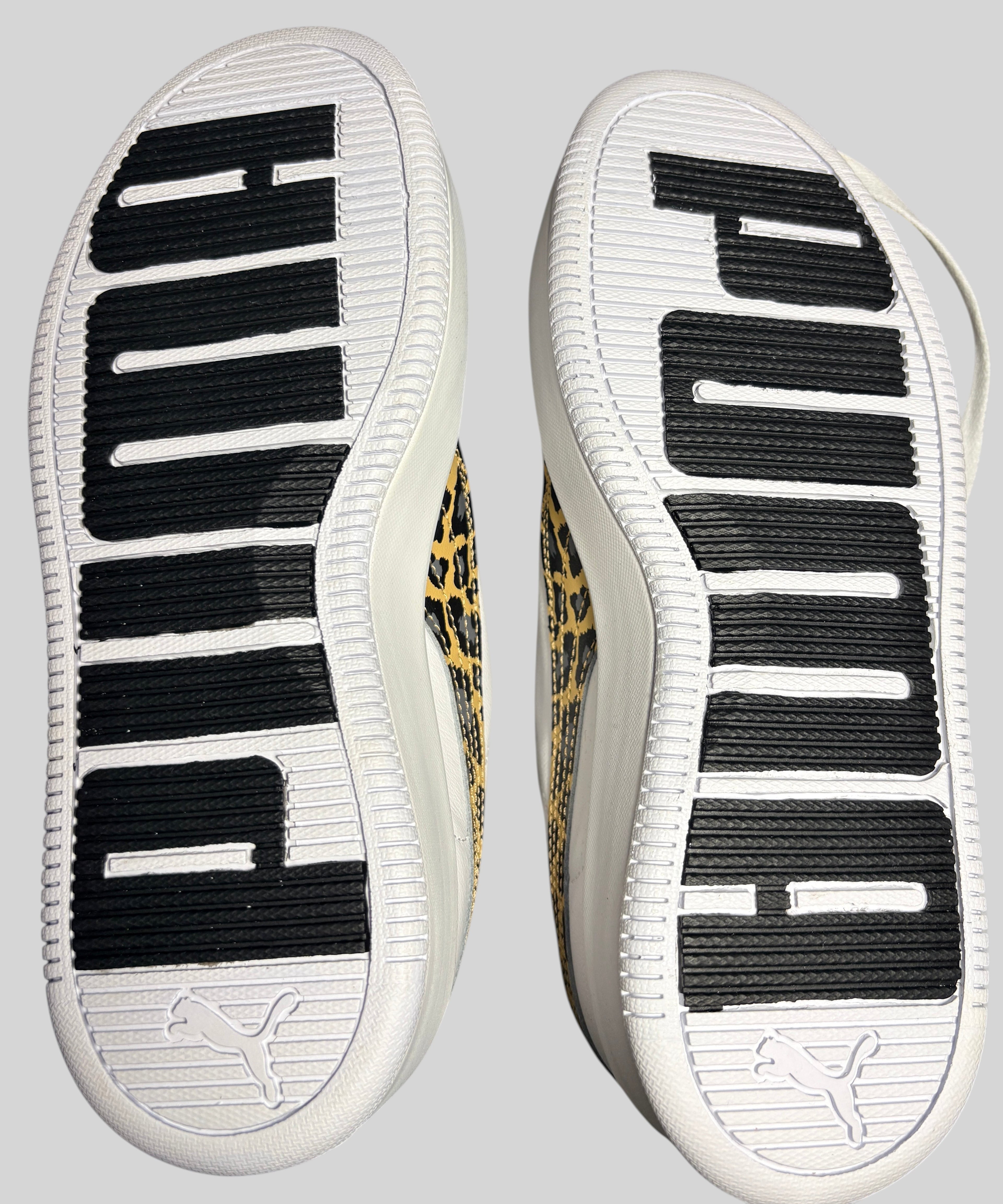 Semelles en caoutchouc blanc et noir des baskets FASHION SC Puma Lily Platform Leo avec logo et imprimé léopard
