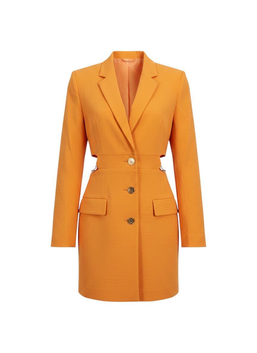 Robe blazer FASHION SC orange vif avec découpes latérales, chaîne bijoux dorée et boutons structurés.