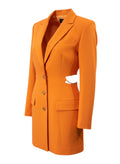 Robe blazer FASHION SC orange vif avec découpes latérales, chaîne bijoux dorée et boutons structurés