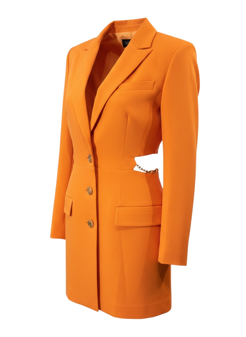 Robe blazer FASHION SC orange vif avec découpes latérales, chaîne bijoux dorée et boutons structurés