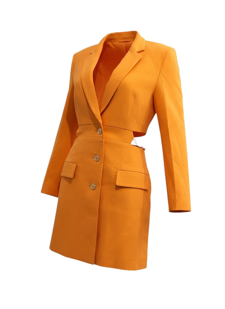 Robe blazer orange FASHION SC avec découpes latérales, boutons dorés et chaîne bijoux amovible, style structuré chic