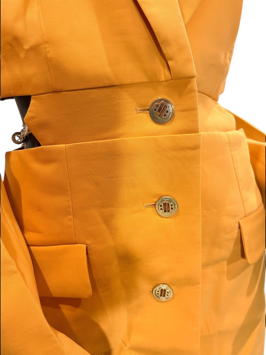 Robe blazer FASHION SC orange vif Maje avec découpes latérales, boutons dorés et chaîne bijoux amovible