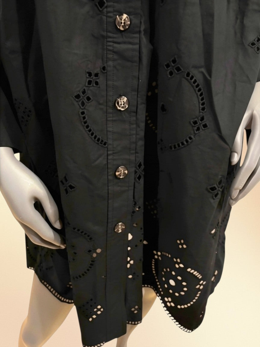 Robe chemise courte noire en broderie anglaise FASHION SC en coton biologique avec boutons sur le devant