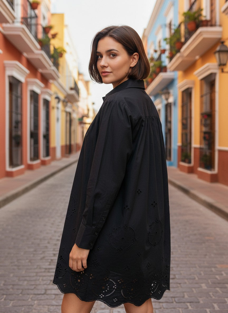Robe chemise courte noire en coton biologique avec broderie anglaise, signée FASHION SC, portée par une femme.