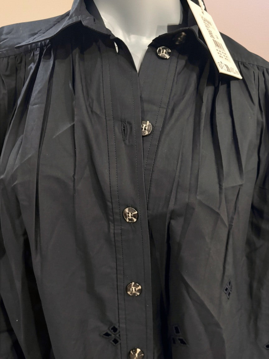 Robe chemise courte noire en coton biologique avec broderie anglaise, signée FASHION SC GANNI.