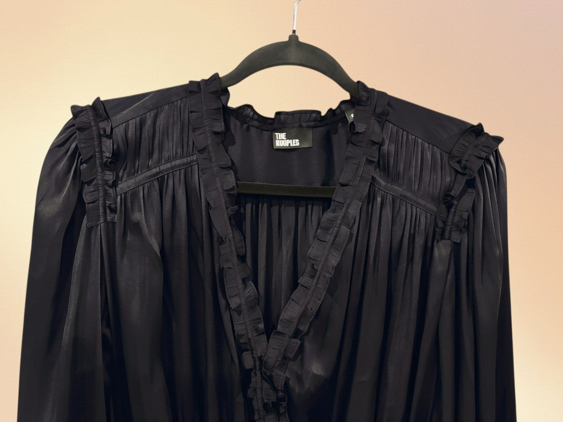 Robe courte noire The Kooples en viscose fluide avec détails de volants sur le col et les épaules