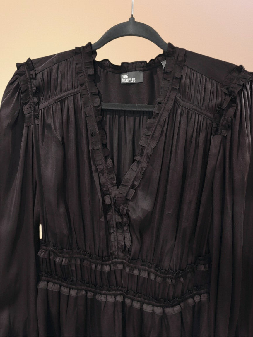 Robe courte noire The Kooples en viscose fluide avec détails de volants sur le col et les épaules, style élégant