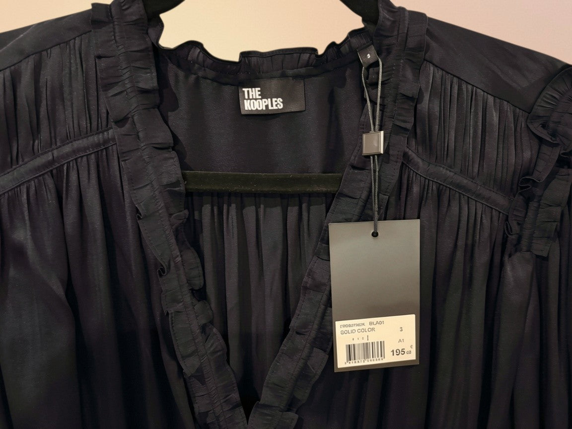Robe courte noire The Kooples en viscose fluide avec détails volantés au col, neuve avec étiquette, vendue par FASHION SC
