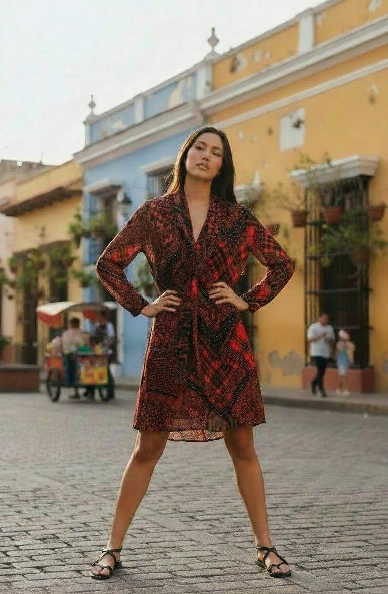 Robe courte The Kooples rouge et noire à motif patchwork portée par une femme dans une rue colorée FASHION SC