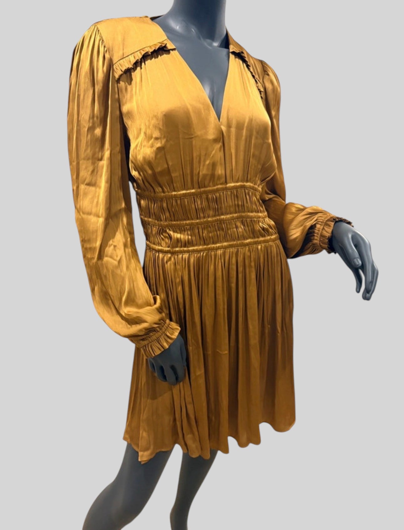 Robe courte satinée dorée FASHION SC Maje Rianne avec taille smockée, col en V et détails à volants sur les épaules