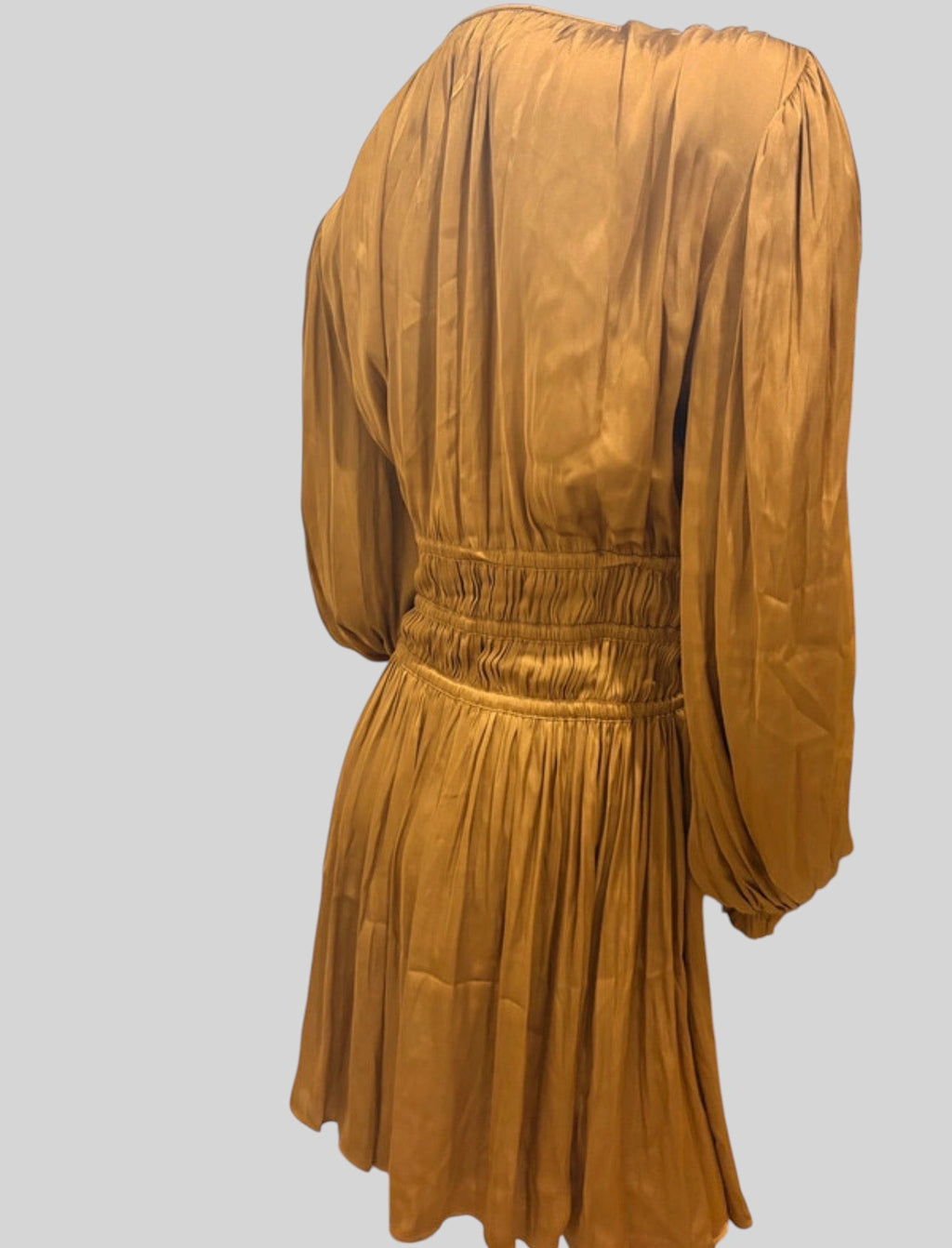 Vue arrière de la robe Rianne FASHION SC en satin doré avec taille smockée et manches longues bouffantes