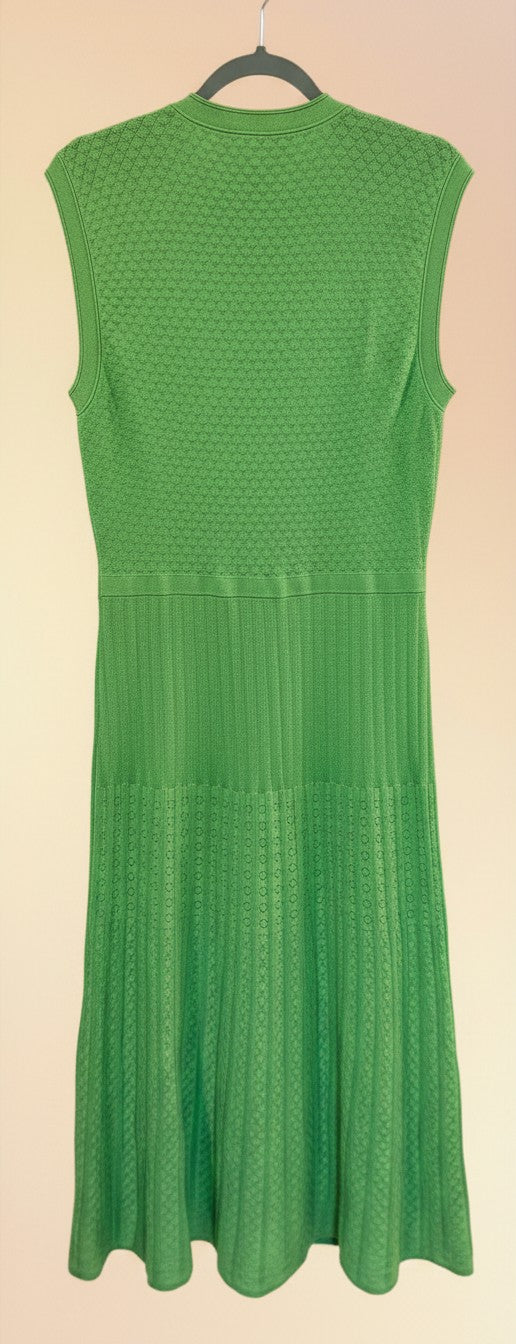 Robe midi FASHION SC Sandro Tuileries en maille verte texturée sans manches, vue de dos sur cintre.