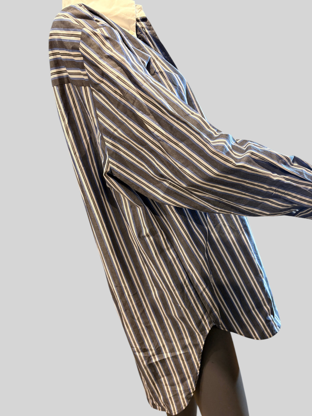 Chemise oversize FASHION SC Sandro en popeline de coton rayée bleu, anthracite et blanc avec col contrastant
