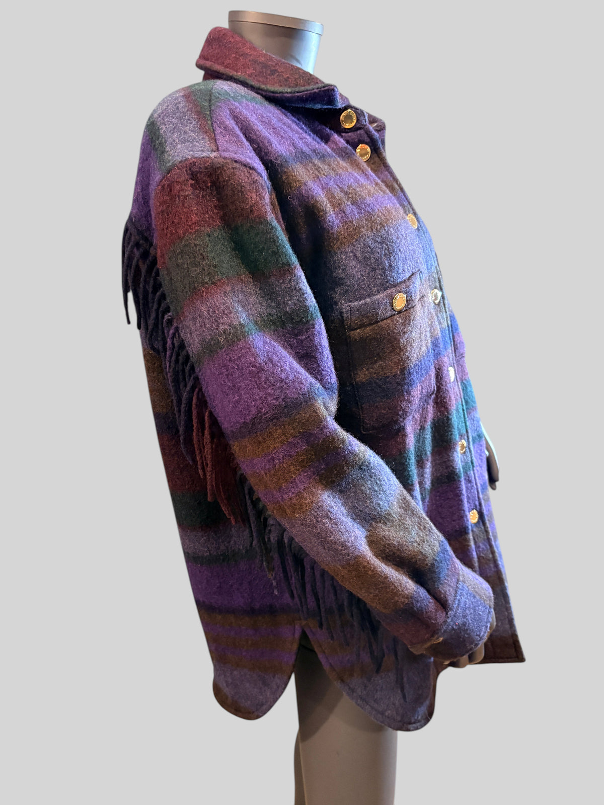 Manteau-surchemise Sandro Dome FASHION SC en laine à carreaux violet et vert avec détails à franges et boutons-pression