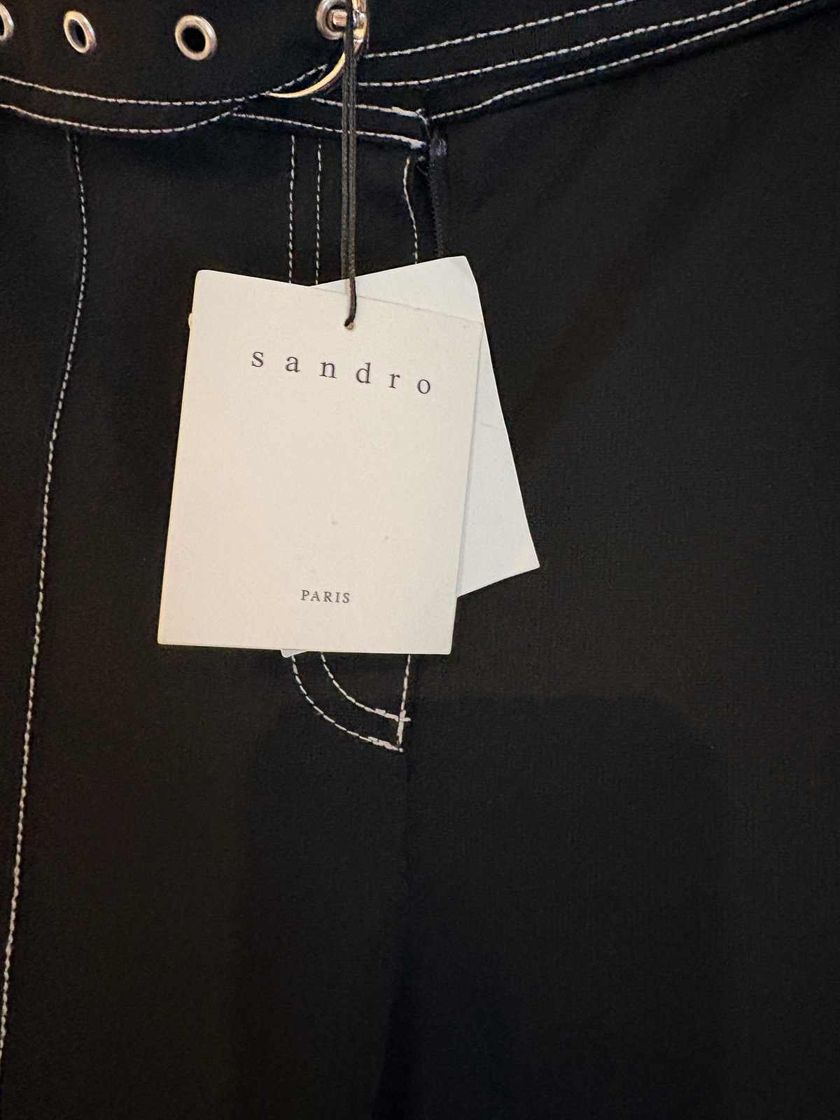 Pantalon noir FASHION SC Sandro avec surpiqûres blanches contrastées et ceinture à boucle, neuf avec étiquette