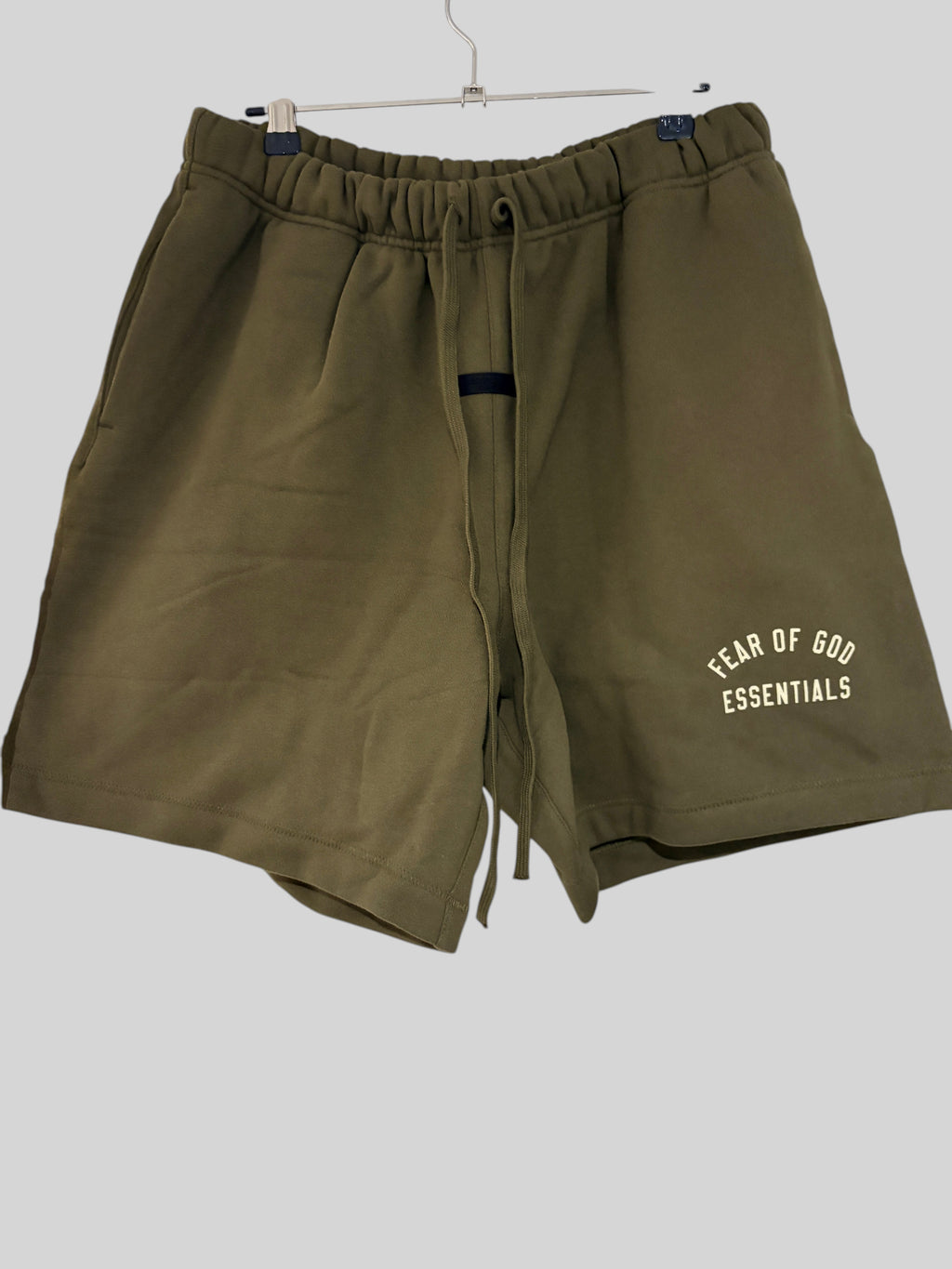 Short de sport FASHION SC Fear of God ESSENTIALS en molleton kaki avec logo imprimé et taille élastiquée