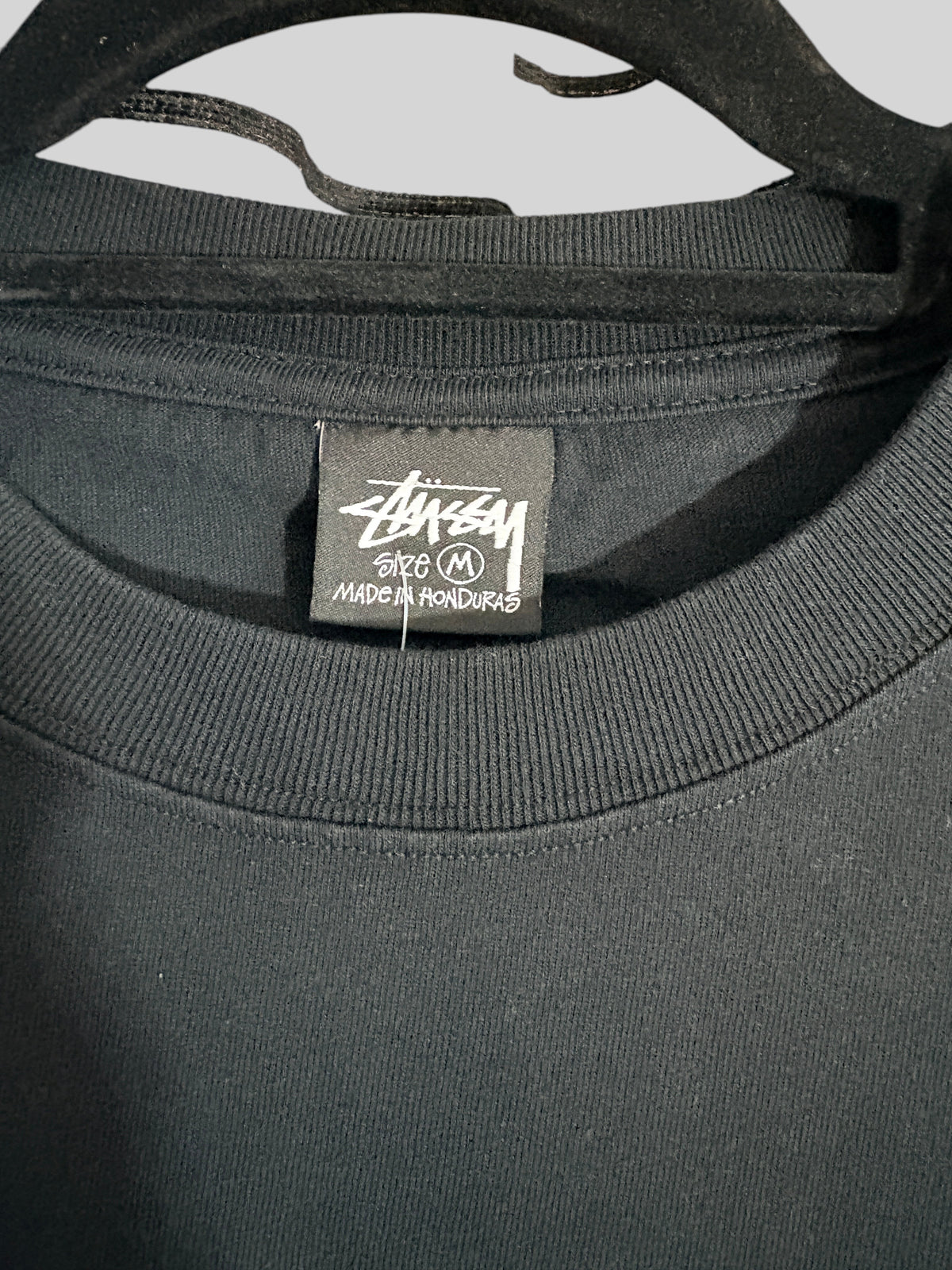 Étiquette de col noire du t-shirt FASHION SC Stüssy Cherries Tee en coton avec logo blanc et taille M