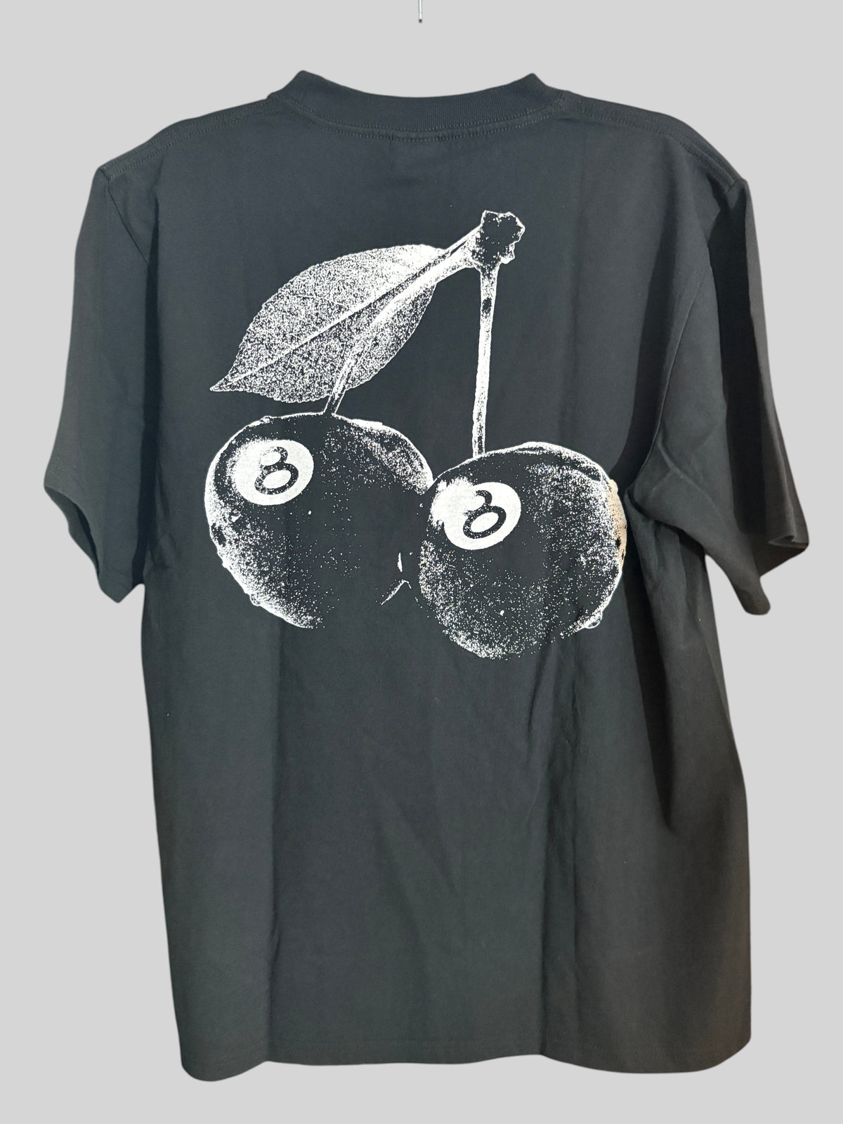 T-shirt FASHION SC Stüssy Cherries noir en coton avec grand imprimé graphique de cerises billard 8 au dos