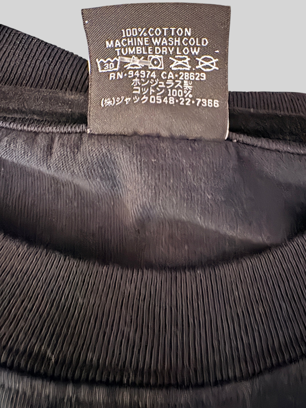 Etiquette de composition 100 % coton du t-shirt noir FASHION SC Stüssy Cherries Tee avec instructions de lavage
