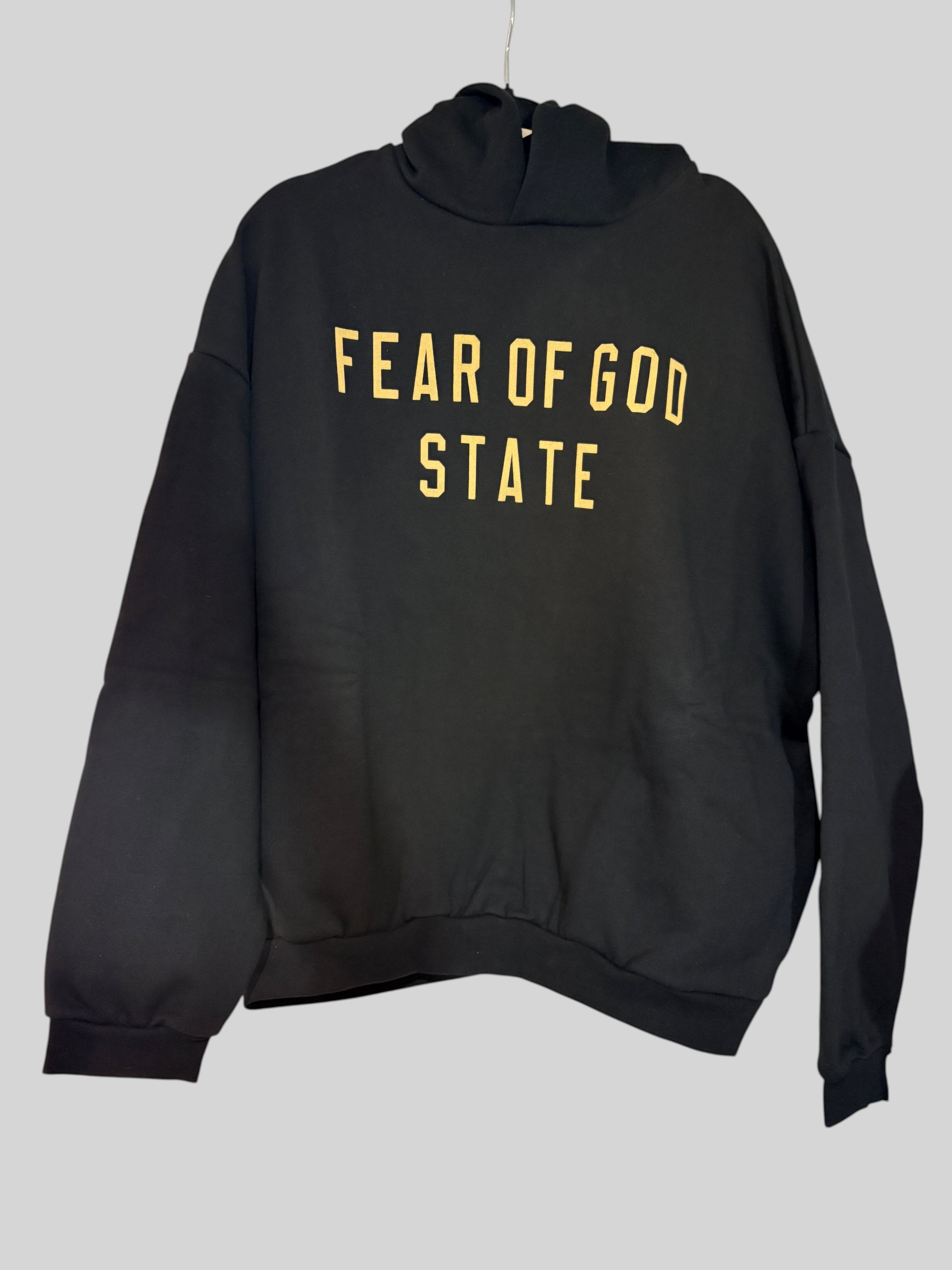 Sweat à capuche FASHION SC noir avec inscription Fear of God State en lettres jaunes sur la poitrine