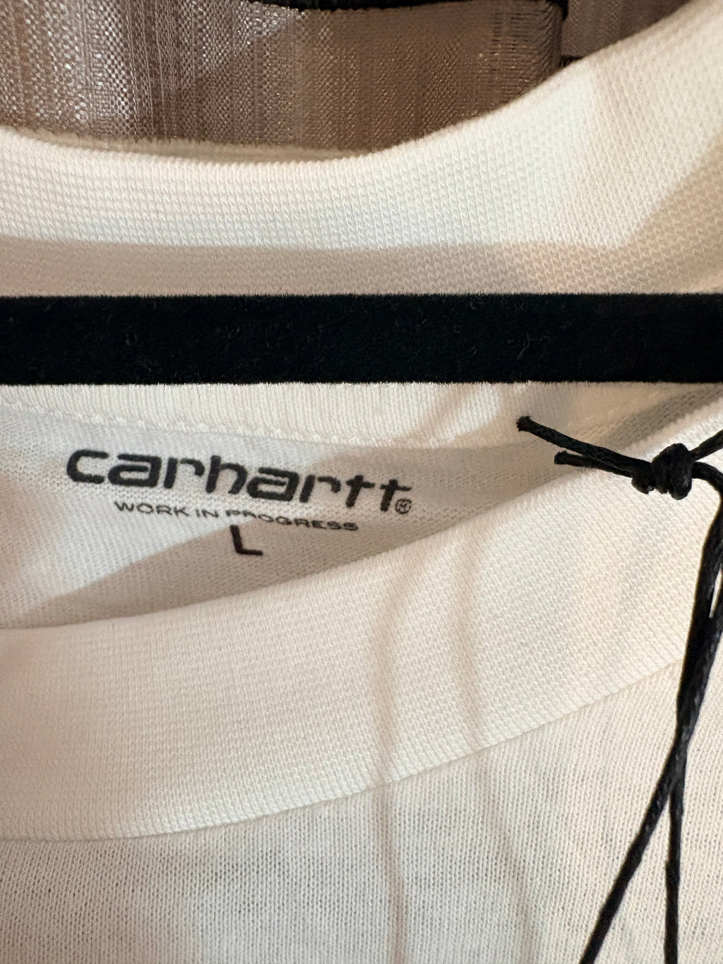 Etiquette de col FASHION SC sur t-shirt blanc en coton Carhartt WIP avec logo noir et taille L