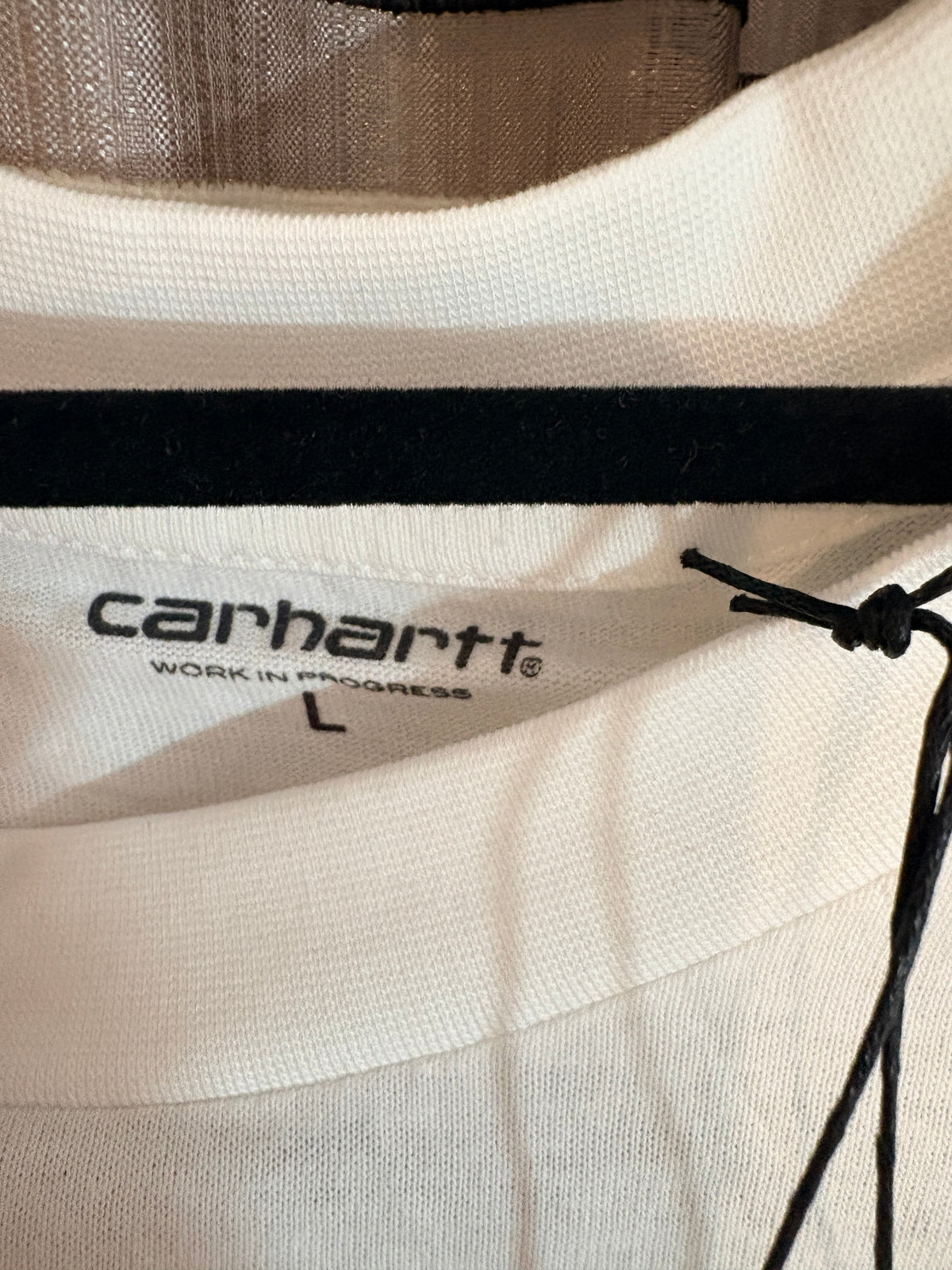 Etiquette de col FASHION SC sur t-shirt blanc en coton Carhartt WIP avec logo noir et taille L