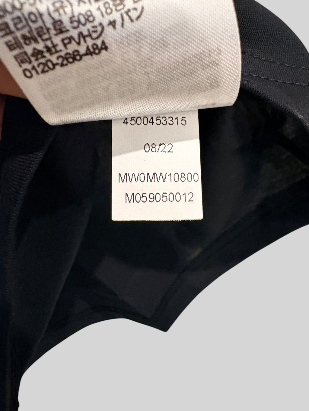 Étiquette intérieure du t-shirt FASHION SC Tommy Hilfiger noir avec référence MW0MW10800