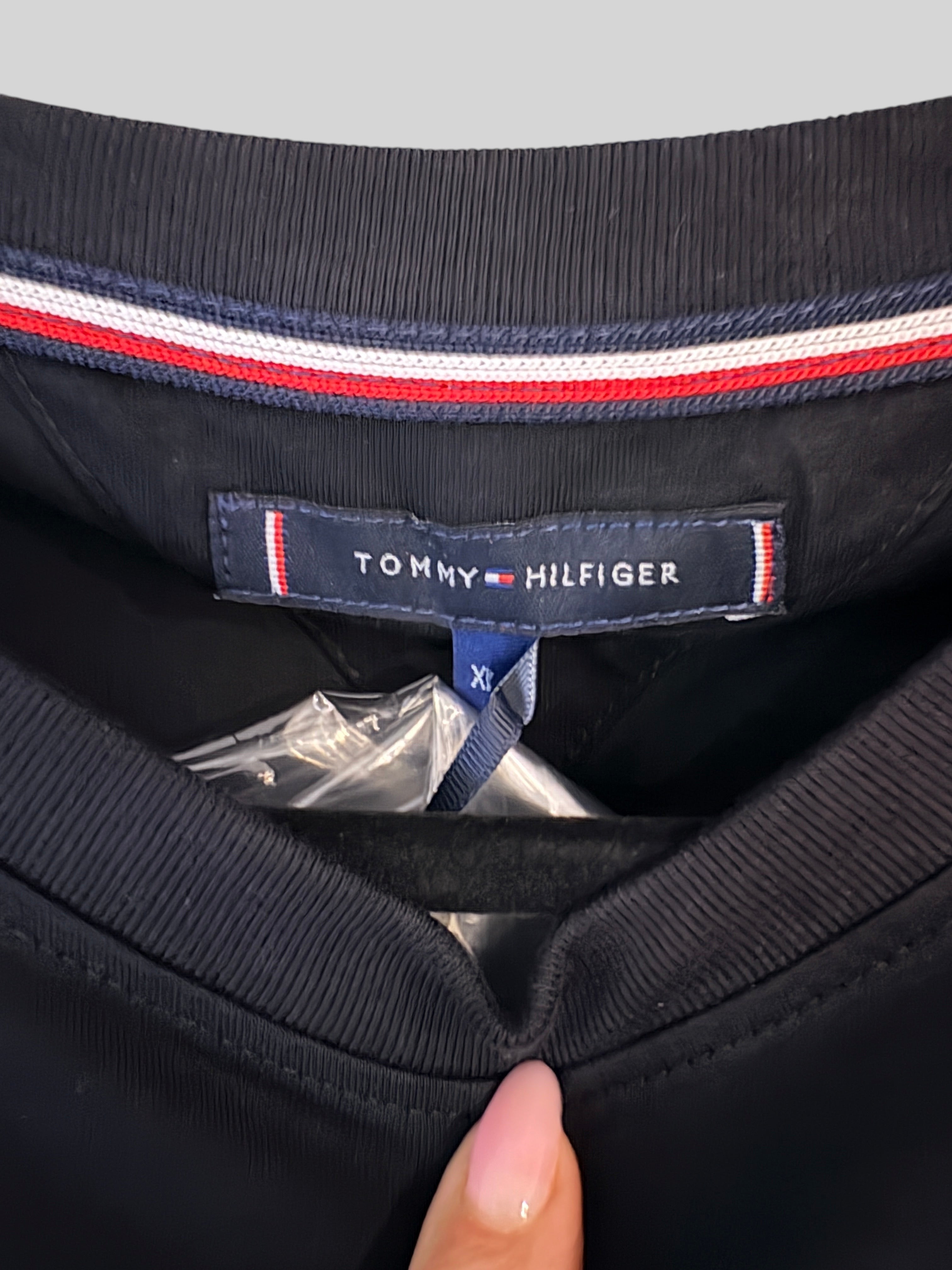 Etiquette de col FASHION SC Tommy Hilfiger sur t-shirt noir en coton stretch avec bordure tricolore emblématique