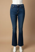Jean bleu bootcut fond taupe