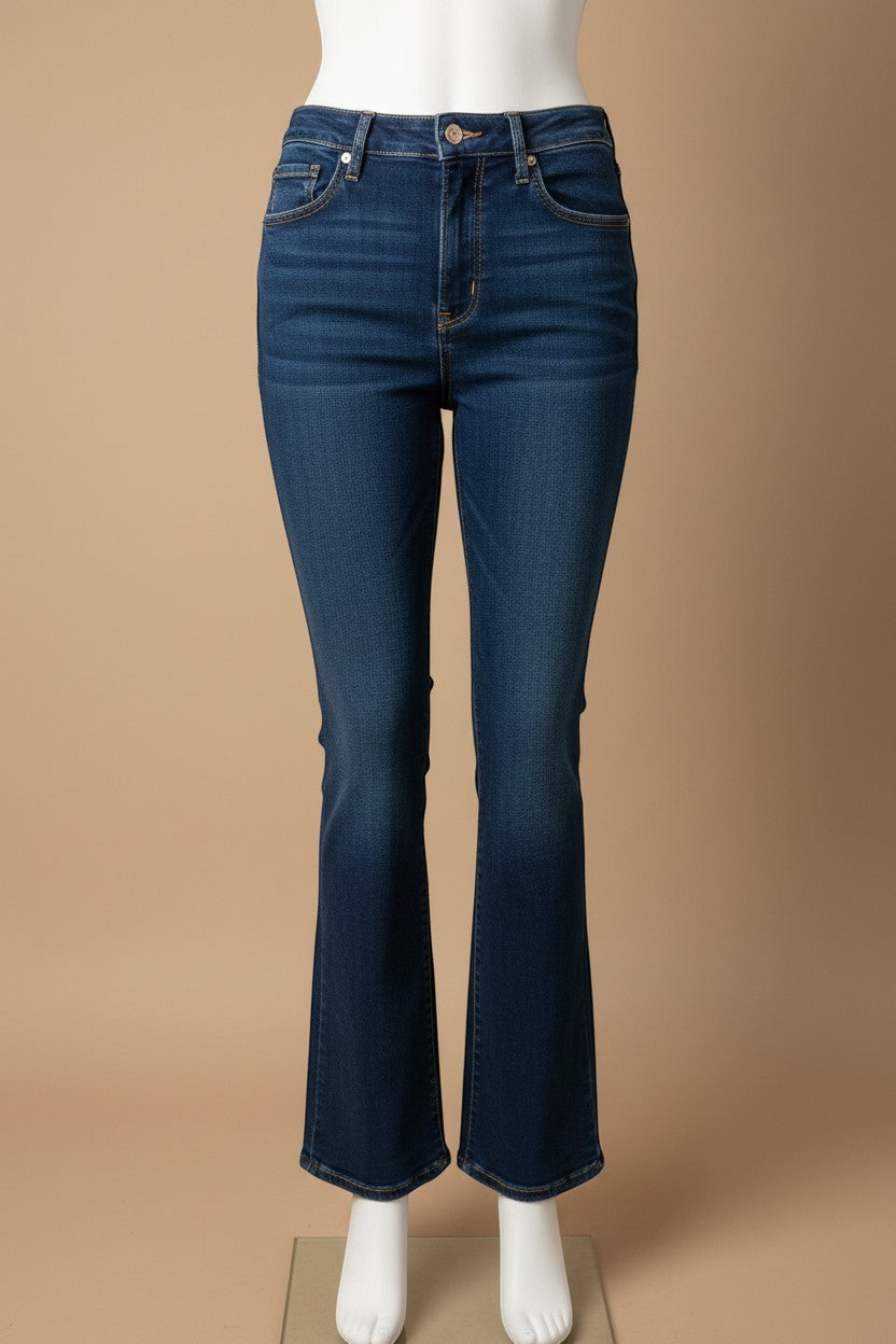 Jean bleu bootcut fond taupe