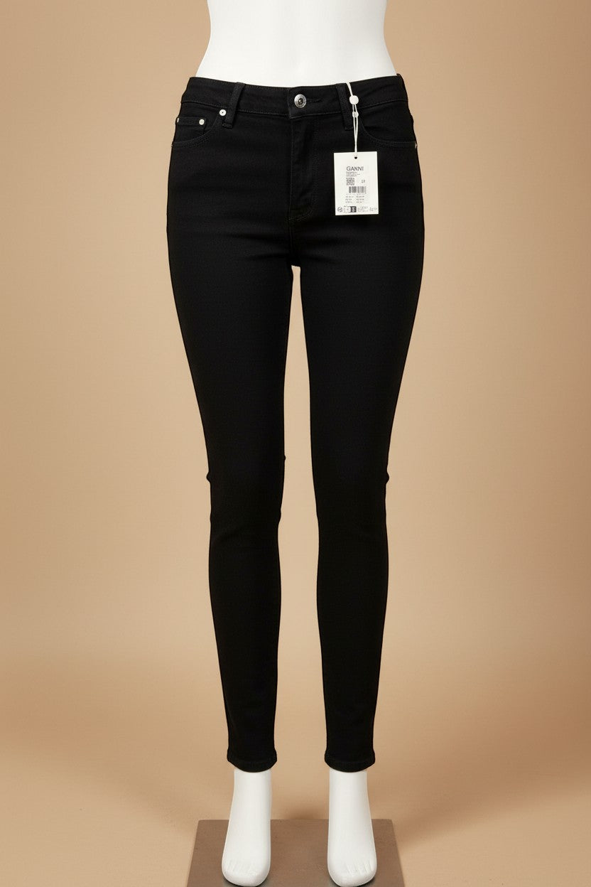 Jean noir fond taupe mannequin sans tête