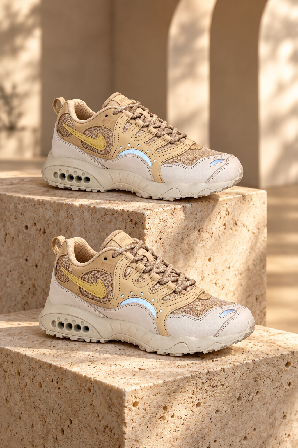 Les sneakers beige et crème mises en valeur dans un décor éditorial