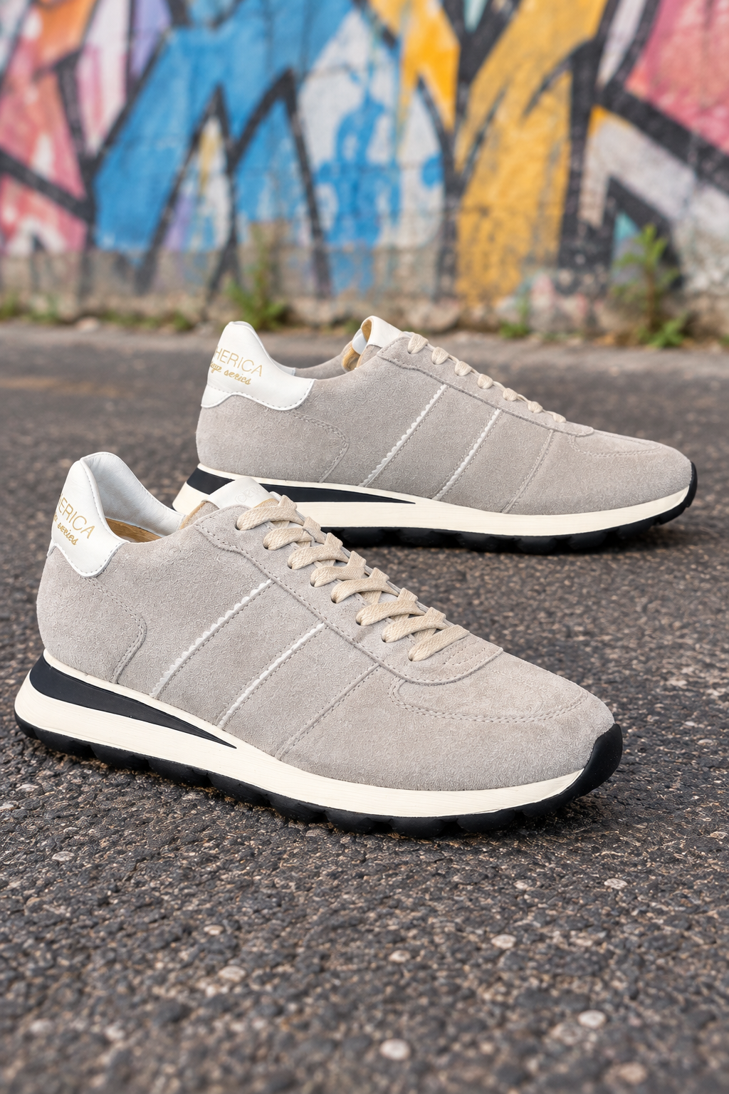 Nouveau visuel des sneakers en nubuck gris clair